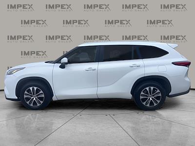 Used 2022 Toyota Highlander XLE for sale #1TT4590 - photo 2