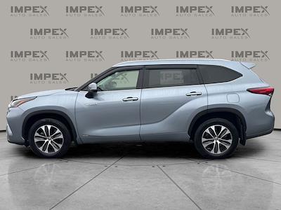 Used 2021 Toyota Highlander - photo 1