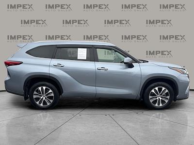 Used 2021 Toyota Highlander - photo 1