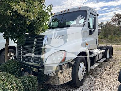 Used 2015 Freightliner Cascadia Cummins ISX Semi Truck for sale #4FT1371 - photo 1