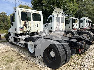 Used 2015 Freightliner Cascadia Cummins ISX Semi Truck for sale #4FT1371 - photo 2