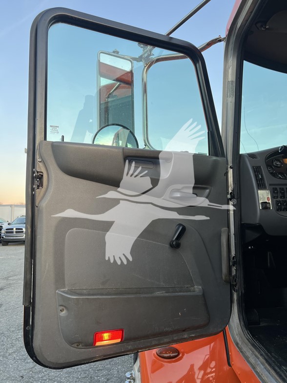 Used 2016 Peterbilt 337 - photo 11