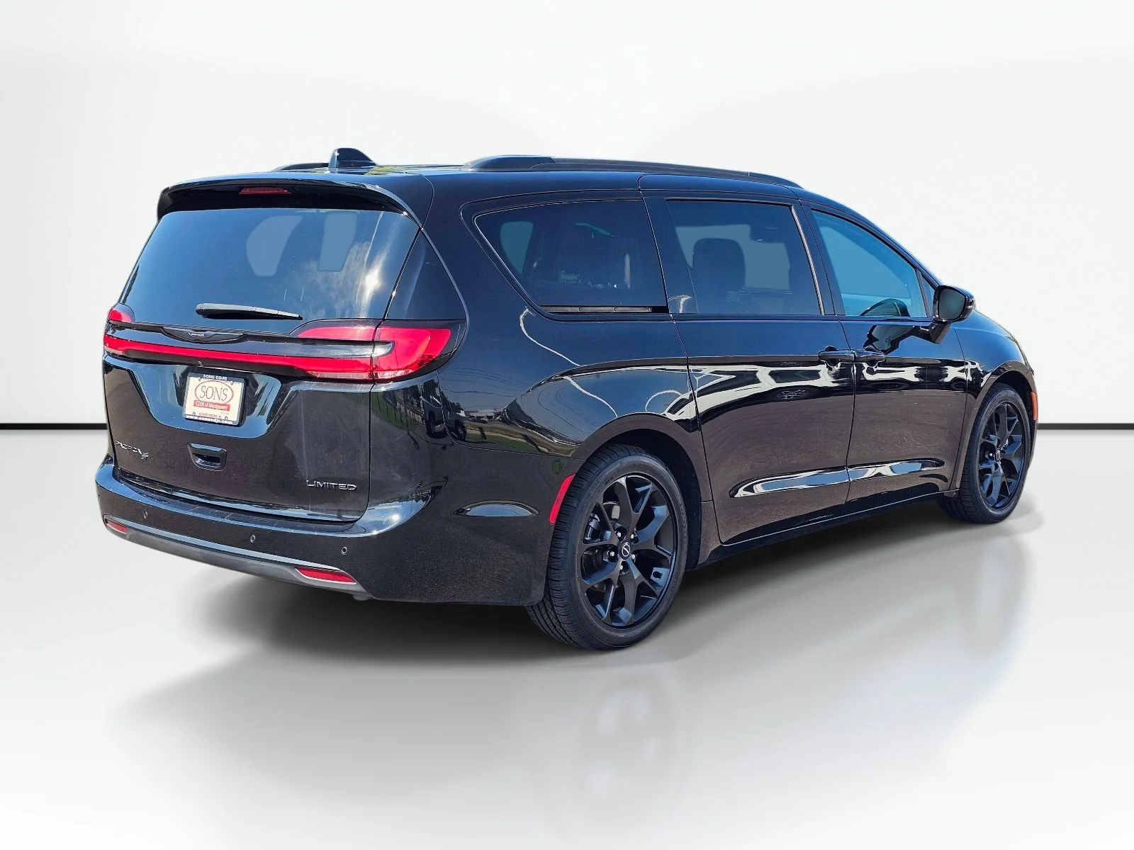 Used 2025 Chrysler Pacifica - photo 2