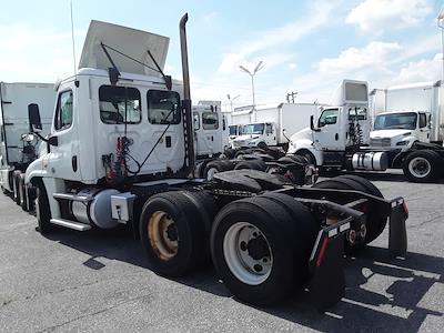 Used 2016 Freightliner Cascadia Cummins ISX Semi Truck for sale #566586 - photo 2