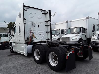 Used 2018 Freightliner Cascadia Detroit Diesel DD15 Semi Truck with Sleeper Cab for sale #681635 - photo 2