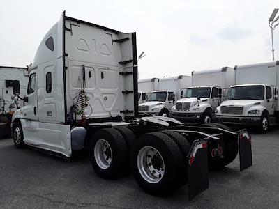 Used 2018 Freightliner Cascadia Detroit Diesel DD15 Semi Truck with Sleeper Cab for sale #681637 - photo 2