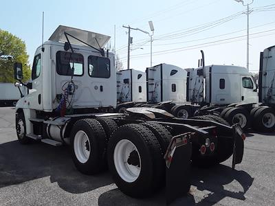 Used 2018 Freightliner Cascadia Detroit DD13 Semi Truck for sale #744646 - photo 2