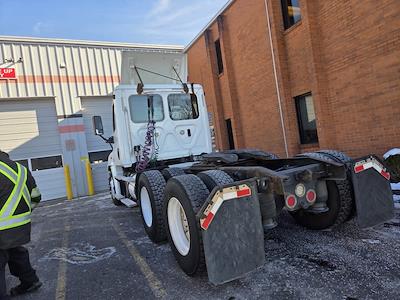 Used 2018 Freightliner Cascadia Detroit DD13 Semi Truck for sale #744702 - photo 2