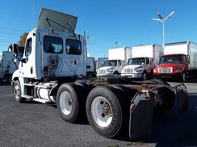 Used 2018 Freightliner Cascadia Detroit DD13 Semi Truck for sale #754419 - photo 2