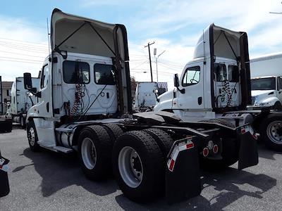 Used 2019 Freightliner Cascadia Detroit DD13 Semi Truck for sale #832262 - photo 2