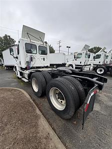 Used 2017 Freightliner Cascadia Detroit Diesel DD15 Semi Truck for sale #673544 - photo 2