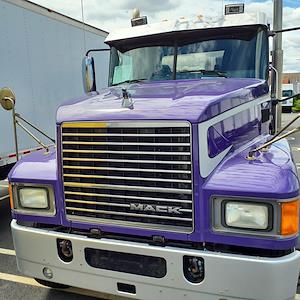 Used 2017 Mack CHU613 Semi Truck for sale #678182 - photo 2