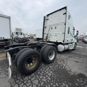Used 2020 Freightliner Cascadia Detroit Diesel DD15 Semi Truck with Sleeper Cab for sale #264944 - photo 2