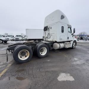 Used 2020 Freightliner Cascadia - photo 1