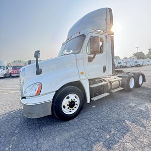 Used 2017 Freightliner Cascadia Detroit Diesel DD15 Semi Truck for sale #672033 - photo 1