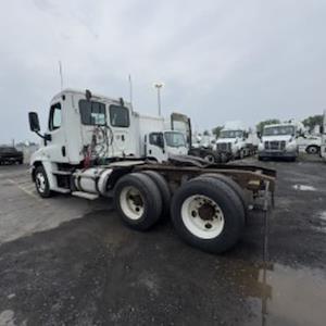 Used 2018 Freightliner Cascadia Detroit Diesel DD15 Semi Truck for sale #684850 - photo 2