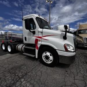 Used 2018 Freightliner Cascadia Detroit DD13 Semi Truck for sale #744842 - photo 1