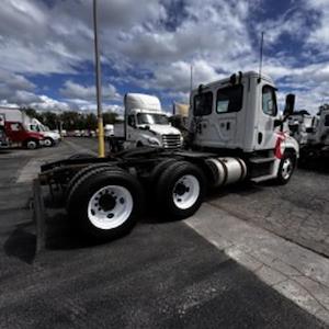 Used 2018 Freightliner Cascadia Detroit DD13 Semi Truck for sale #744842 - photo 2