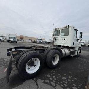 Used 2018 Freightliner Cascadia Detroit DD13 Semi Truck for sale #744901 - photo 2
