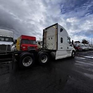 Used 2018 Freightliner Cascadia Detroit Diesel DD15 Semi Truck with Sleeper Cab for sale #756464 - photo 2