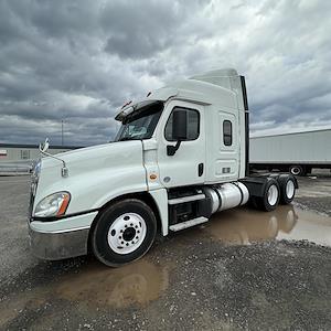 Used 2018 Freightliner Cascadia Detroit Diesel DD15 Semi Truck with Sleeper Cab for sale #772228 - photo 1