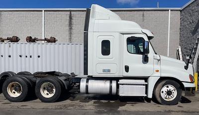 Used 2019 Freightliner Cascadia Detroit Diesel DD15 Semi Truck with Sleeper Cab for sale #822676 - photo 2