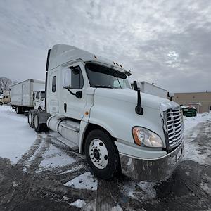 Used 2019 Freightliner Cascadia Detroit Diesel DD15 Semi Truck with Sleeper Cab for sale #822684 - photo 1