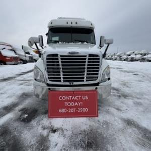 Used 2019 Freightliner Cascadia Detroit Diesel DD15 Semi Truck with Sleeper Cab for sale #822685 - photo 2