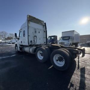 Used 2019 Freightliner Cascadia Detroit Diesel DD15 Semi Truck with Sleeper Cab for sale #822687 - photo 2