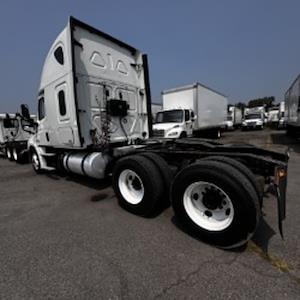 Used 2019 Freightliner Cascadia Detroit Diesel DD15 Semi Truck with Sleeper Cab for sale #859365 - photo 2