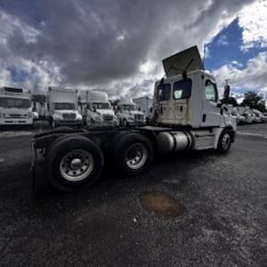 Used 2019 Freightliner Cascadia Detroit Diesel DD15 Semi Truck for sale #863148 - photo 2