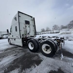 Used 2020 Freightliner Cascadia Detroit Diesel DD15 Semi Truck with Sleeper Cab for sale #875549 - photo 2