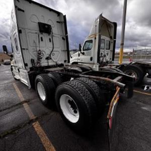 Used 2020 Freightliner Cascadia Detroit Diesel DD15 Semi Truck with Sleeper Cab for sale #875553 - photo 2