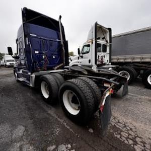 Used 2020 Freightliner Cascadia Cummins X15 Semi Truck with Sleeper Cab for sale #880945 - photo 2