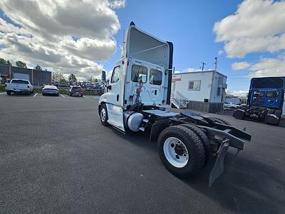 Used 2014 Freightliner Cascadia Cummins ISX12 Semi Truck for sale #321958 - photo 2