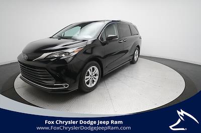 Used 2022 Toyota Sienna - photo 1