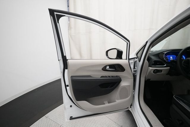 Used 2024 Chrysler Pacifica - photo 31