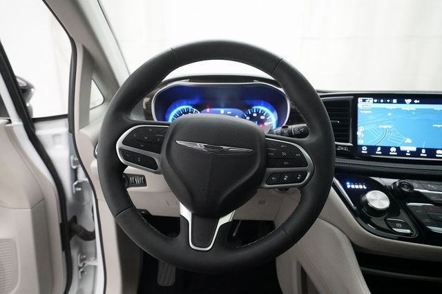 Used 2024 Chrysler Pacifica - photo 6
