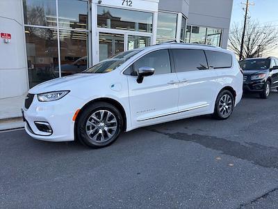 Used 2023 Chrysler Pacifica - photo 1