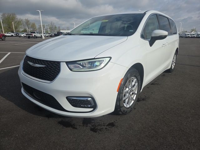 Used 2023 Chrysler Pacifica - photo 1