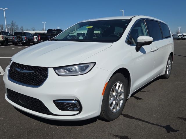 Used 2023 Chrysler Pacifica - photo 1