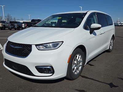 Used 2023 Chrysler Pacifica - photo 1