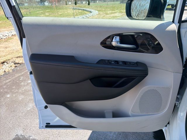 Used 2023 Chrysler Pacifica - photo 24