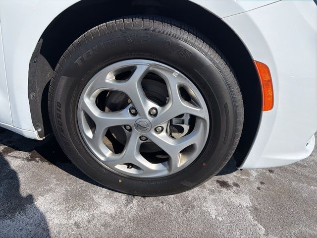 Used 2023 Chrysler Pacifica - photo 6