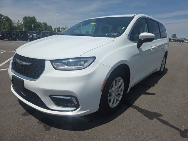 Used 2023 Chrysler Pacifica - photo 2