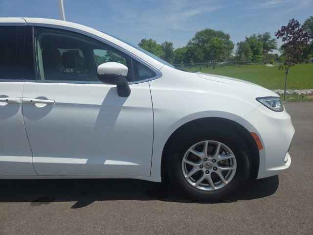 Used 2023 Chrysler Pacifica - photo 6