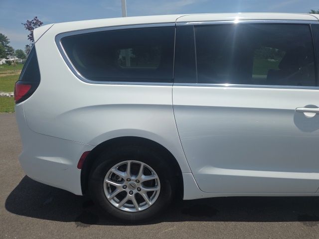 Used 2023 Chrysler Pacifica - photo 9