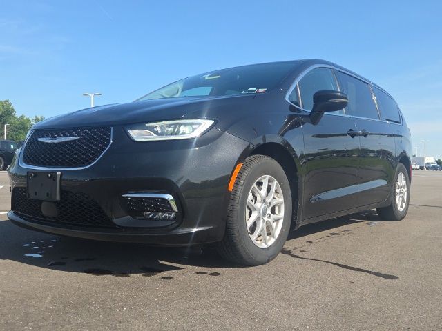 Used 2023 Chrysler Pacifica - photo 2
