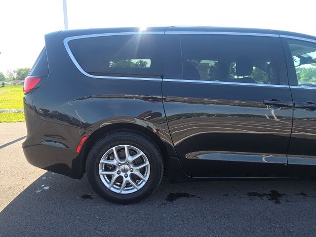Used 2023 Chrysler Pacifica - photo 9
