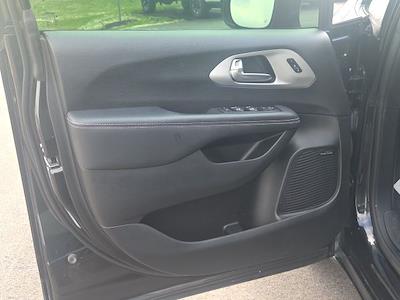 Used 2023 Chrysler Pacifica - photo 1